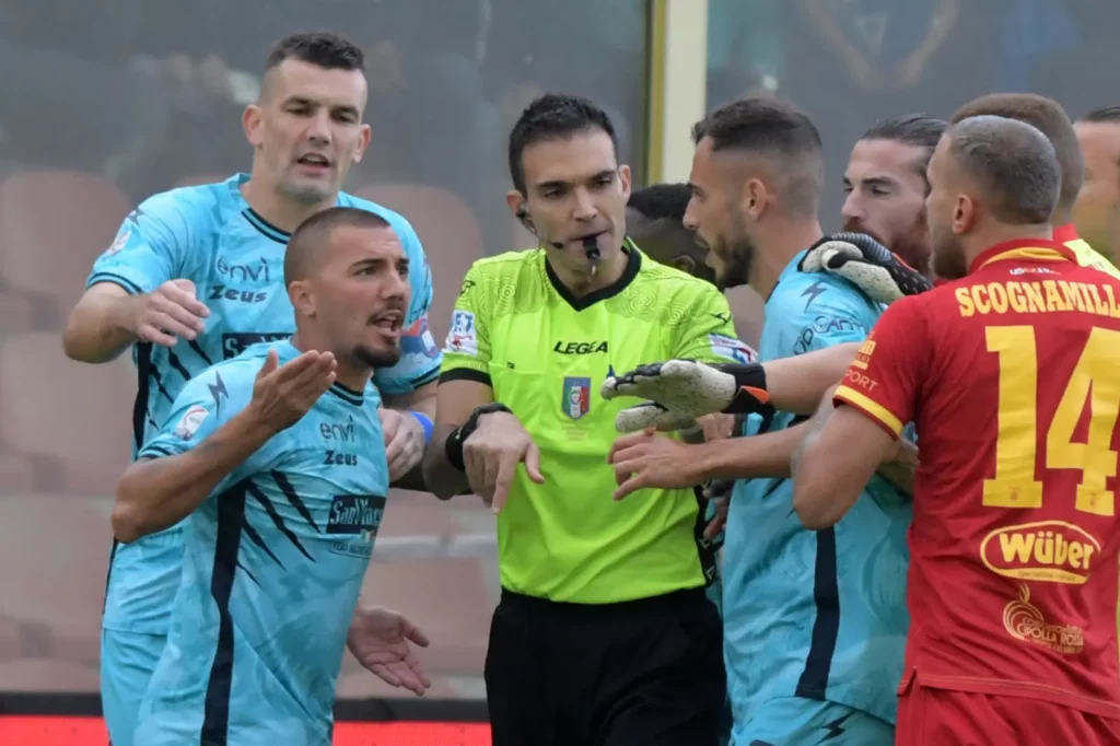 Monaldi-marco-arbitro-catanzaro-feralpisalò
