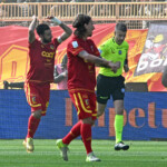 Pietro Iemmello celebrate during the Italian Serie B match between Us Catanzaro and Bari at Nicola Ceravolo Stadium on April, 6 2025 in Catanzaro, Italy