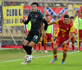 Costantino Favasuli and Alessandro Pietrelli during the Serie BKT match between Us Catanzaro 1929 and Venezia Fc at Stadio Nicola Ceravolo in Catanzaro, Italy, on November 2, 2025.