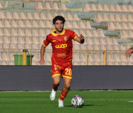 IPA89564934 - CATANZARO, ITALY - OCTOBER 11: Simone Pafundi the Serie BKT match between Us Catanzaro vs Mantova 1911 at Stadio Nicola Ceravolo on October 2026 in Catanzaro, Italy.