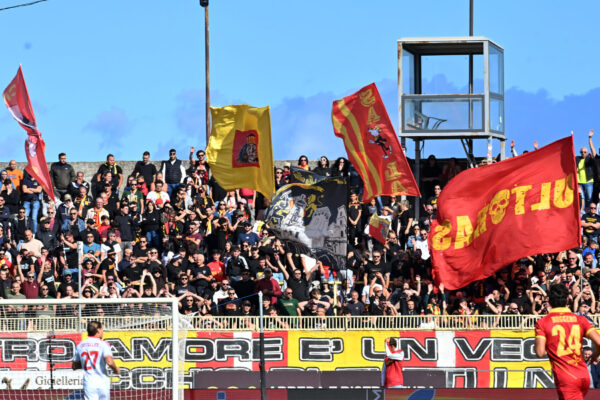 IPA89567069 - CATANZARO, ITALY - OCTOBER 11: Catanzaro Fans during the Serie BKT match between Us Catanzaro vs Mantova 1911 at Stadio Nicola Ceravolo on October 2026 in Catanzaro, Italy.